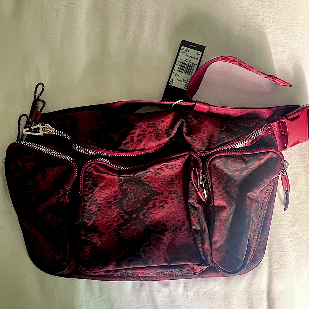 ADIDAS IVY PARK Ovrs Fanny Pack in CHEWOO color